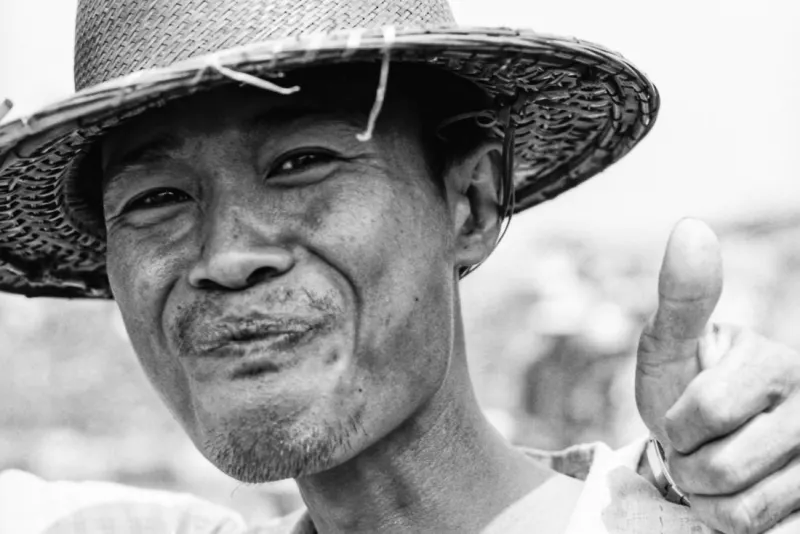 楽しそうに親指を立てた男