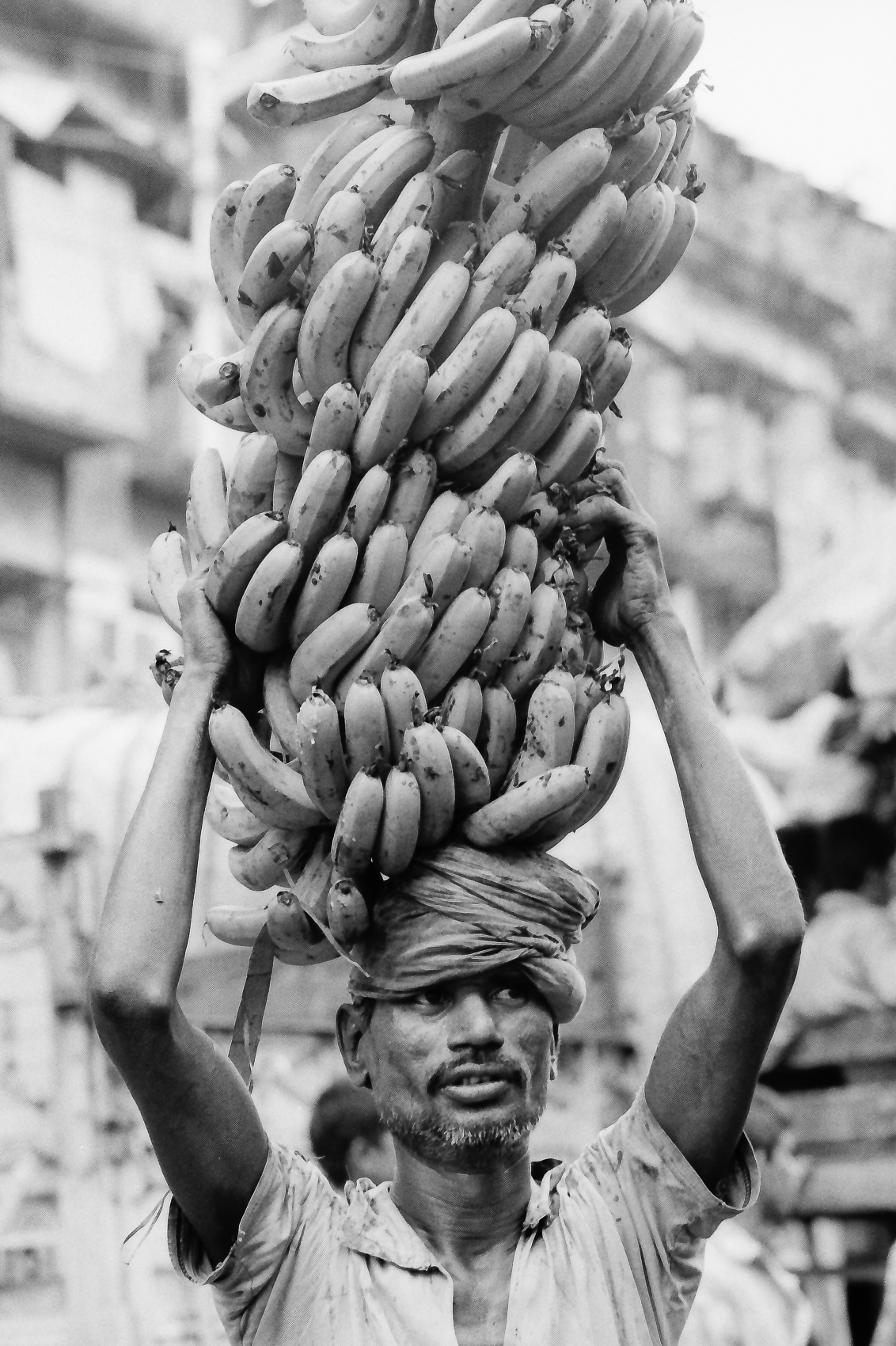 Kolkata, India] The Man Was Balancing A Large Cluster Of Bananas