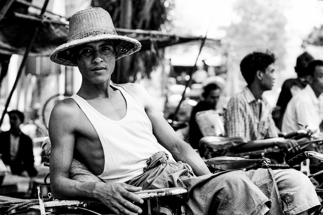 ミャンマー 麦わら帽子の漕ぎ手 旅と写真とエッセイ By オザワテツ