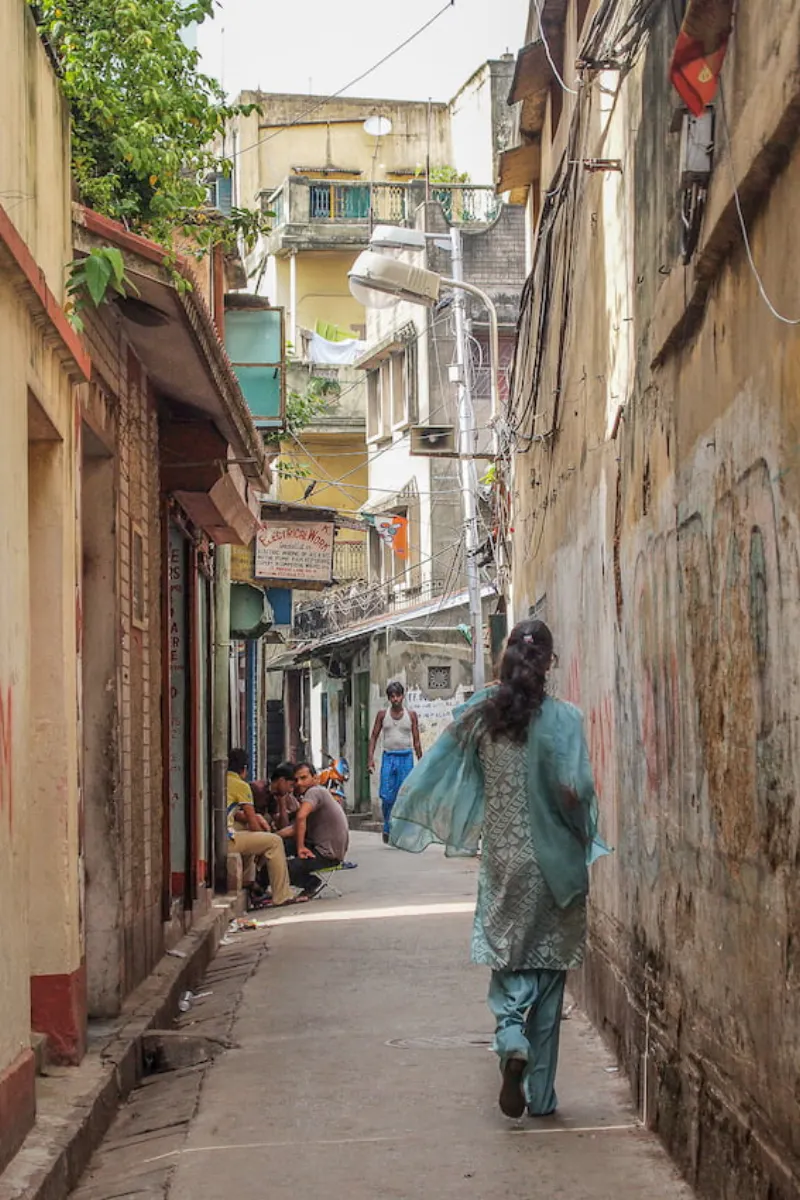 鮮やかな色のサリーを着た女