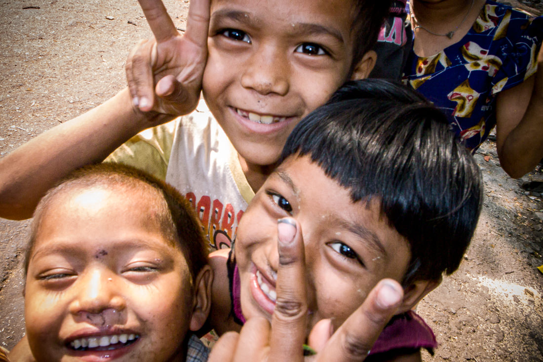 ミャンマー ピースサインと笑顔 旅と写真とエッセイ By オザワテツ ミャンマー ピースサインと笑顔 旅と写真とエッセイ By オザワテツ
