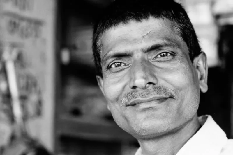 角張った顔の男