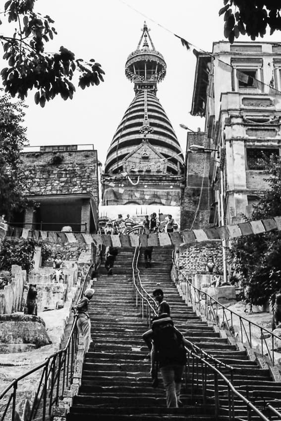 仏塔へと続く急な階段