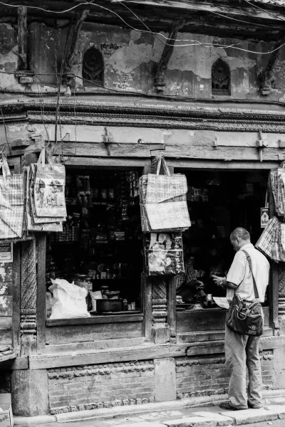 雑貨店で買い物する男