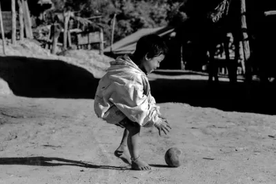 ボール遊びをする男の子
