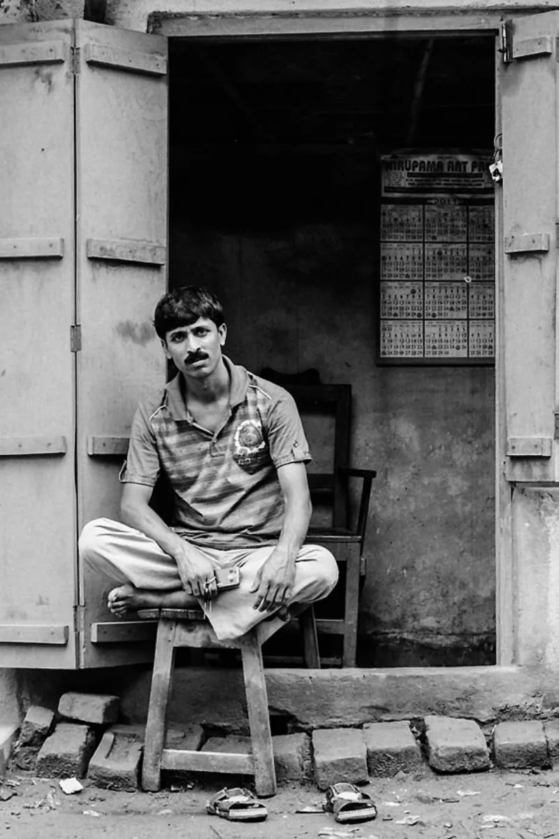 椅子に腰掛けた男