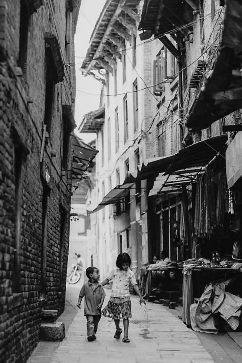 路地を歩く姉弟