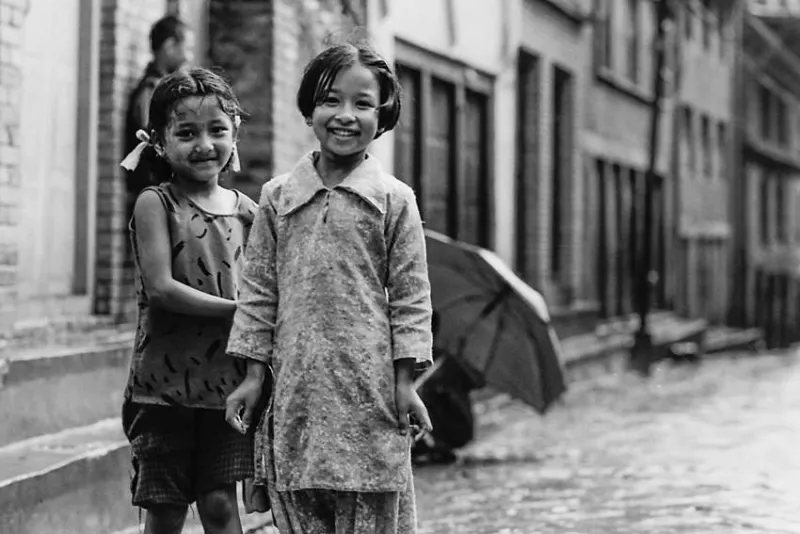 濡れた路地の笑顔