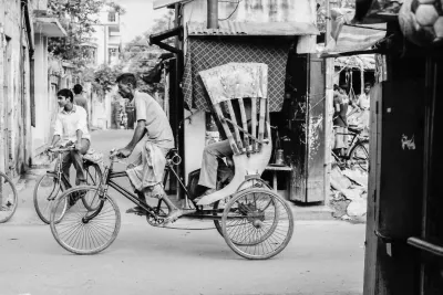 路地を横切って行くサイクルリクシャー