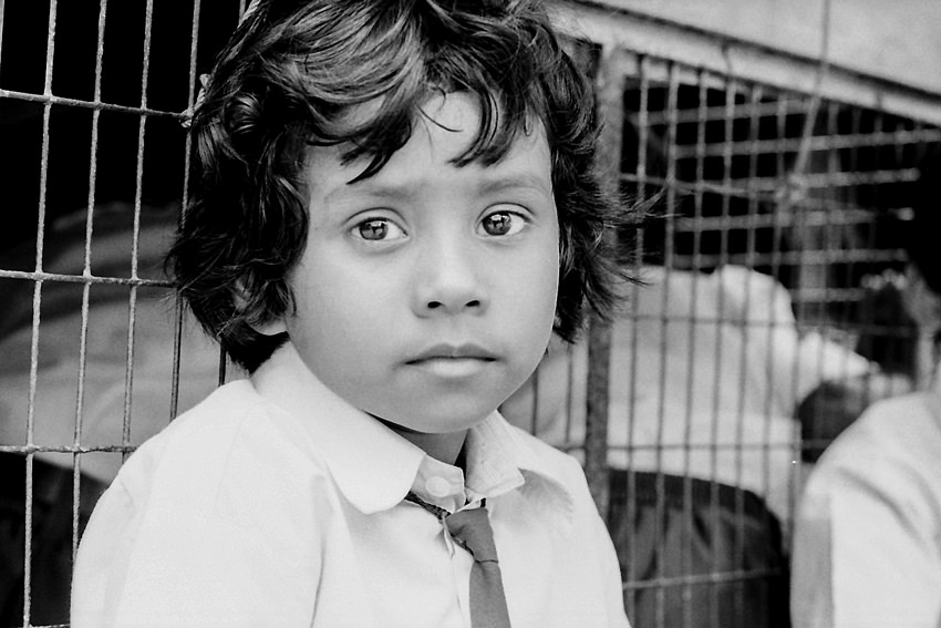 インド ネクタイを締めた幼い女の子 写真とエッセイ By オザワテツ