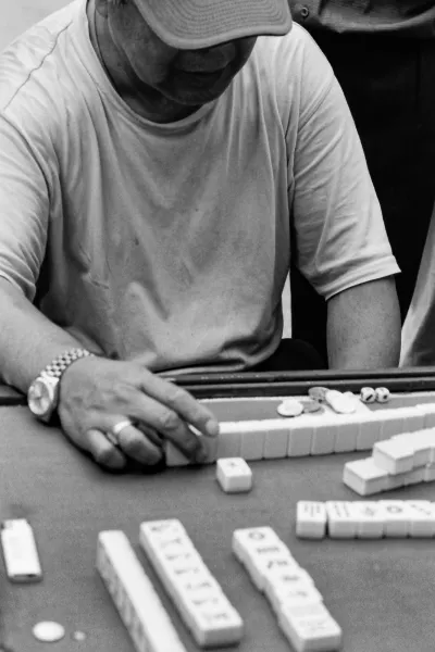 Man playing mahjong by the wayside