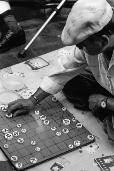 朝鮮将棋を指す年配の男