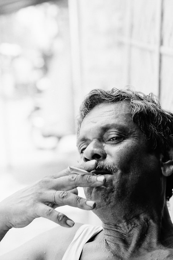Man smoking in a relaxed way