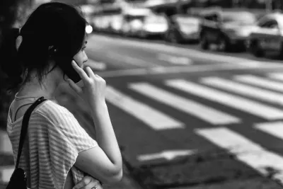 携帯電話で話す若い女