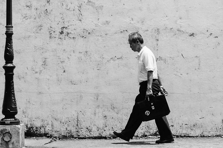 フィリピン 俯いて歩く初老の男 写真とエッセイ By オザワテツ