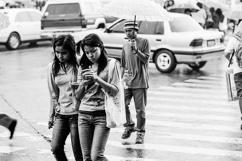 歩きながら携帯電話を見る女の子