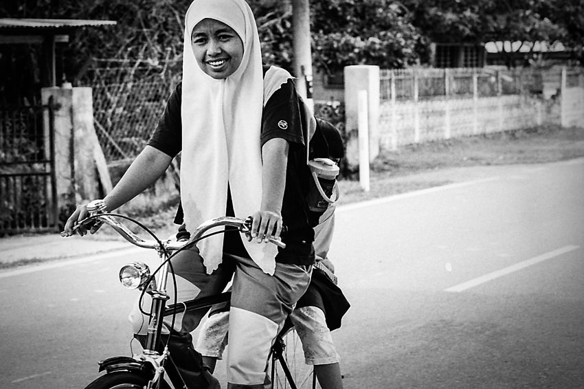 マレーシア 自転車に乗ったヒジャブの女の子 写真とエッセイ By オザワテツ