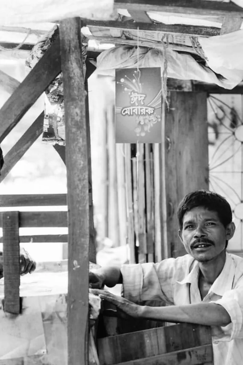 ポカンと口を開けた屋台で働く男