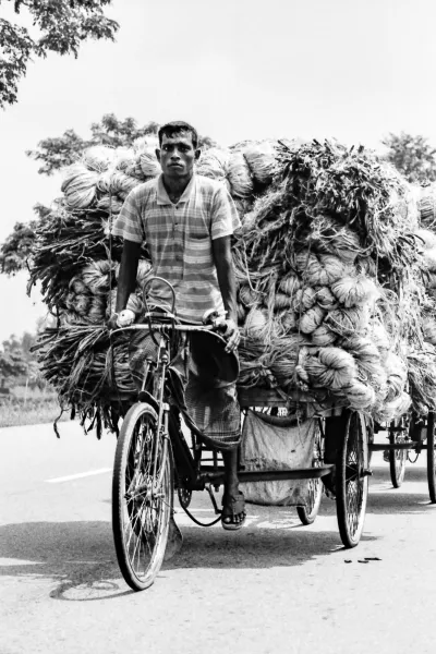 山積みの荷を運ぶ男