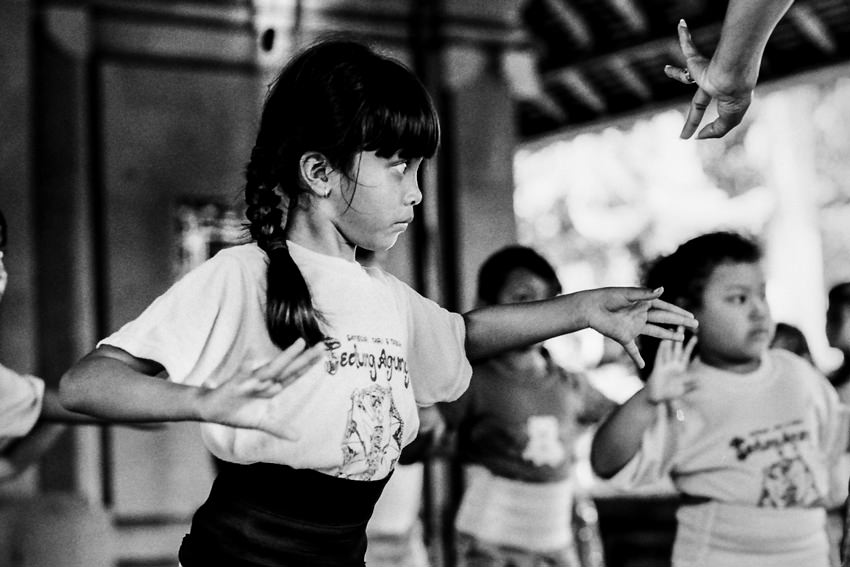 バリ舞踏の練習をする女の子