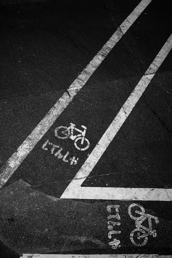 地面に描かれた自転車レーンの標識