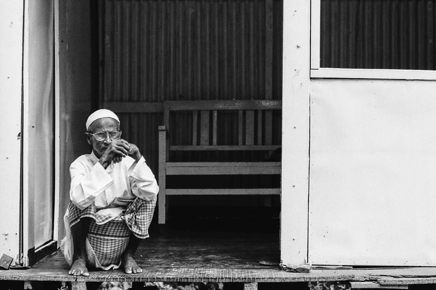 バングラデシュ 玄関先にしゃがむ男性 旅と写真とエッセイ By オザワテツ