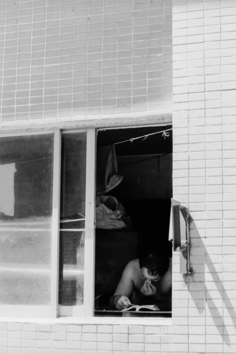 建物の中で読書する男