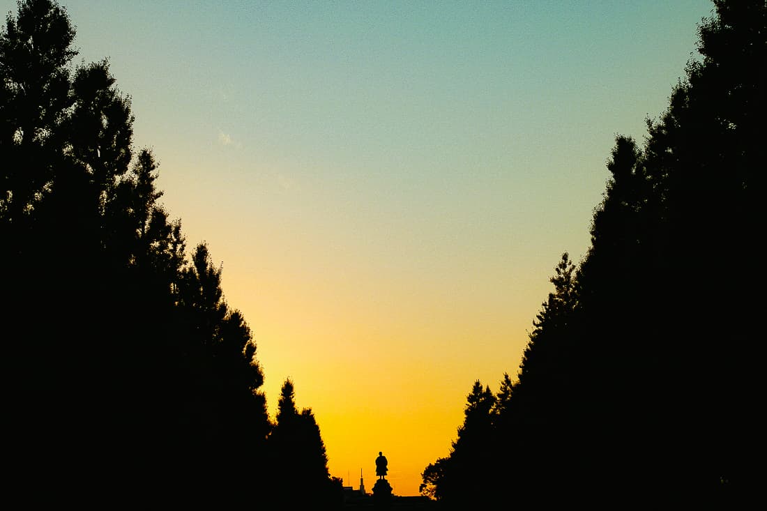 夕焼けの中に浮かぶ大村益次郎像のシルエット