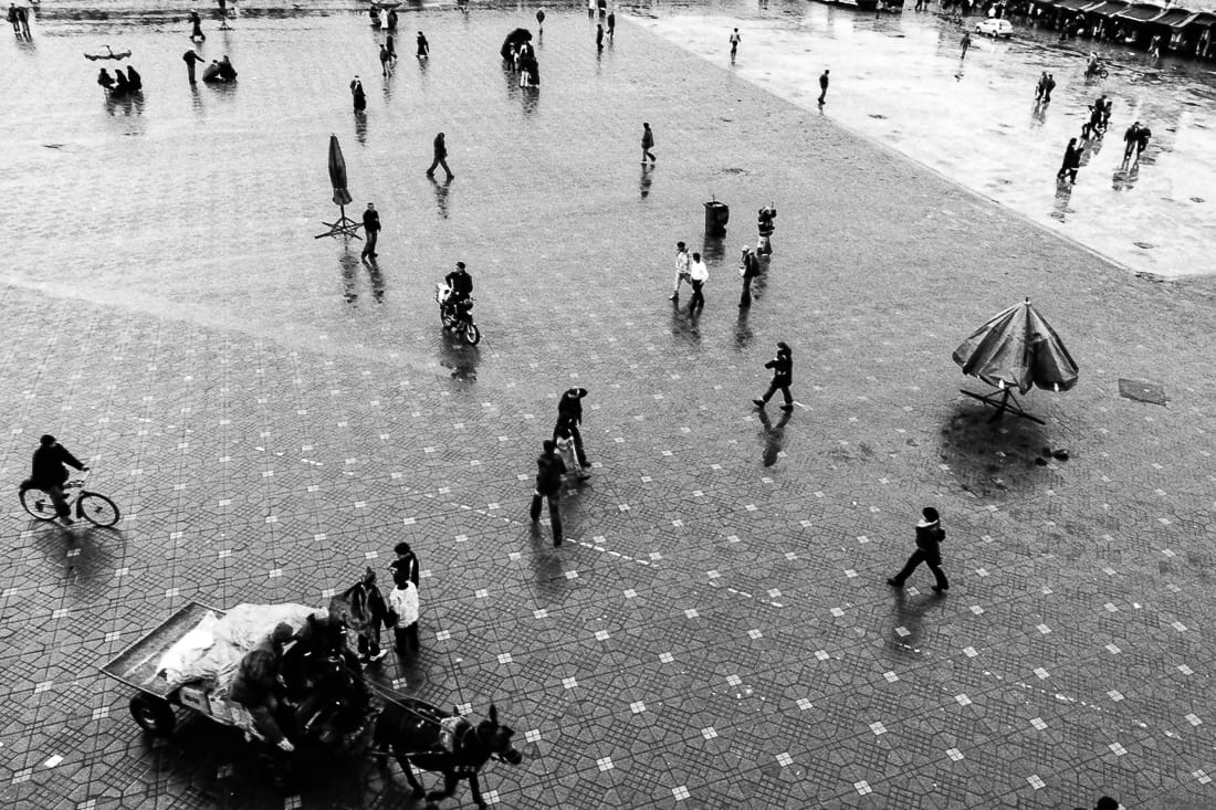雨上がりのジャマ・エル・フナ広場の人びと