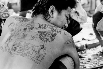 背中に大きな刺青のある男