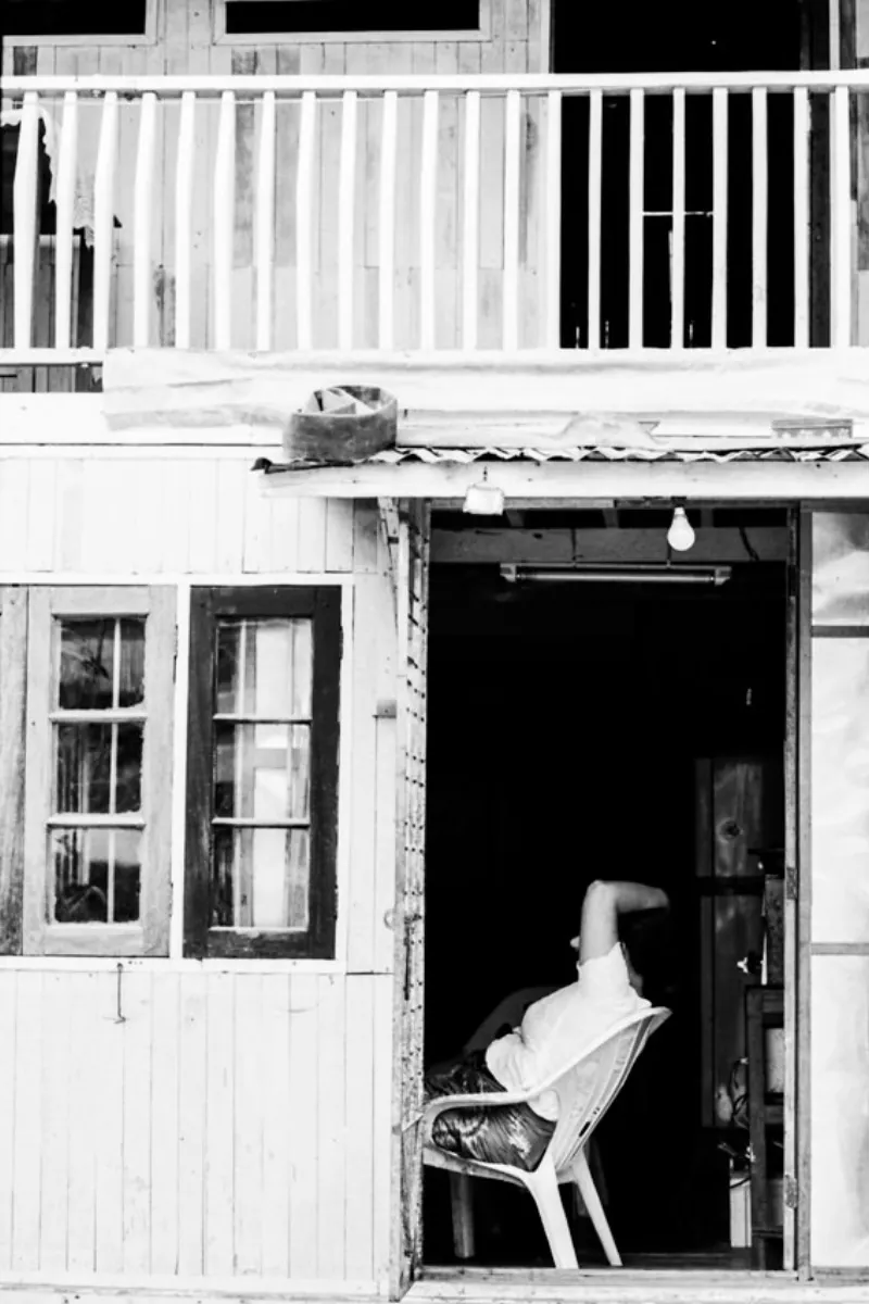 椅子に腰掛けた女