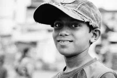 はにかんだ男の子