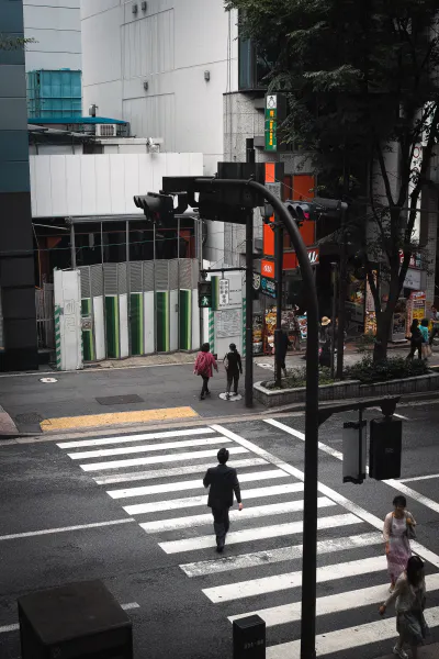 ストライプの上を歩くサラリーマン