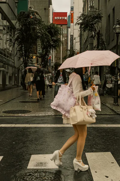 厚底の靴を履いた女の子