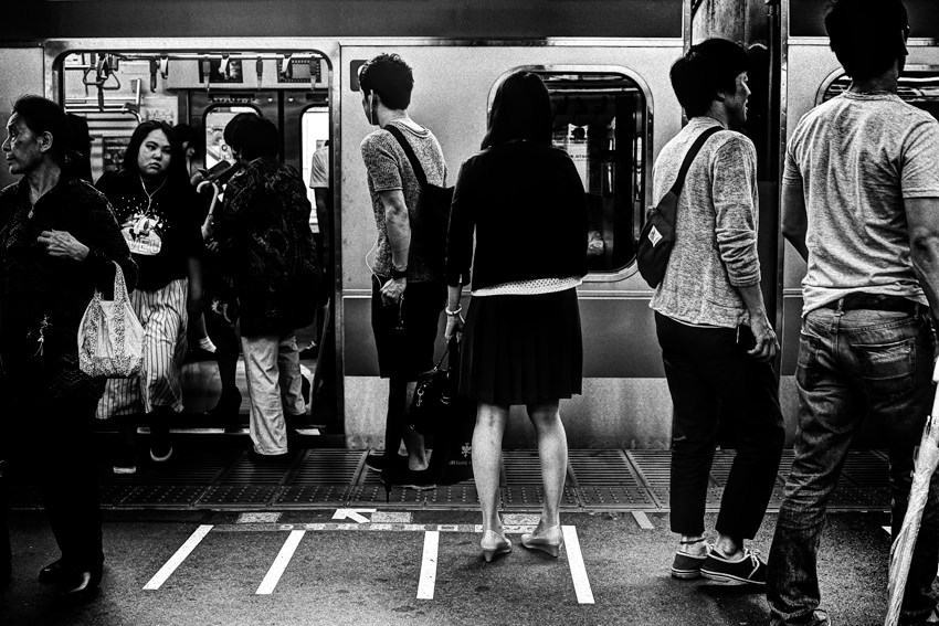 列車から降りてくる人びと