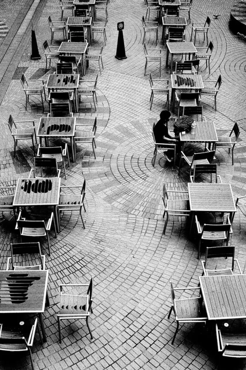 ぽつんと座る男