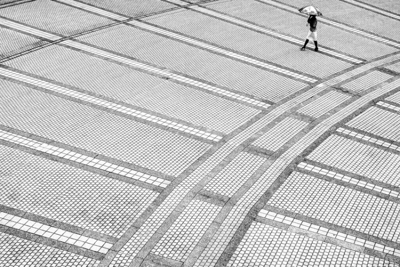 広々とした広場の女