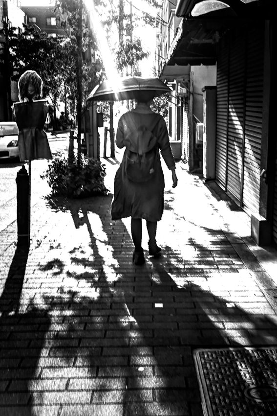 東京 前を歩くシルエット 写真とエッセイ By オザワテツ