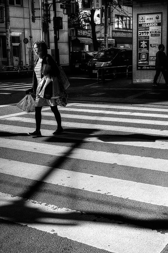 横断歩道を歩く女性