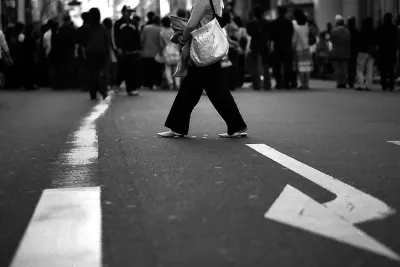 道の真中を歩く女性