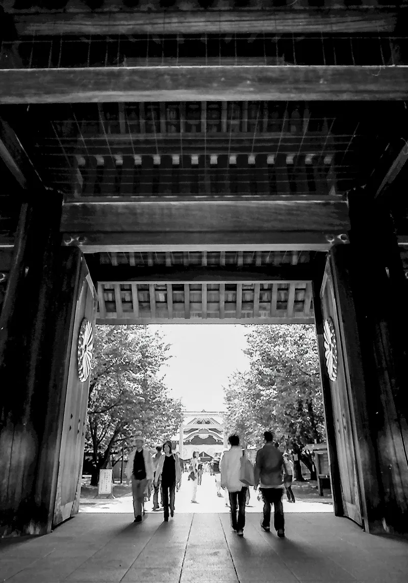 門をくぐり抜ける人びと