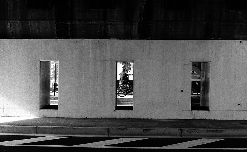 [Ebisu, Tokyo] Three Holes In Bridge Pier | Photo with essay by awazo.com