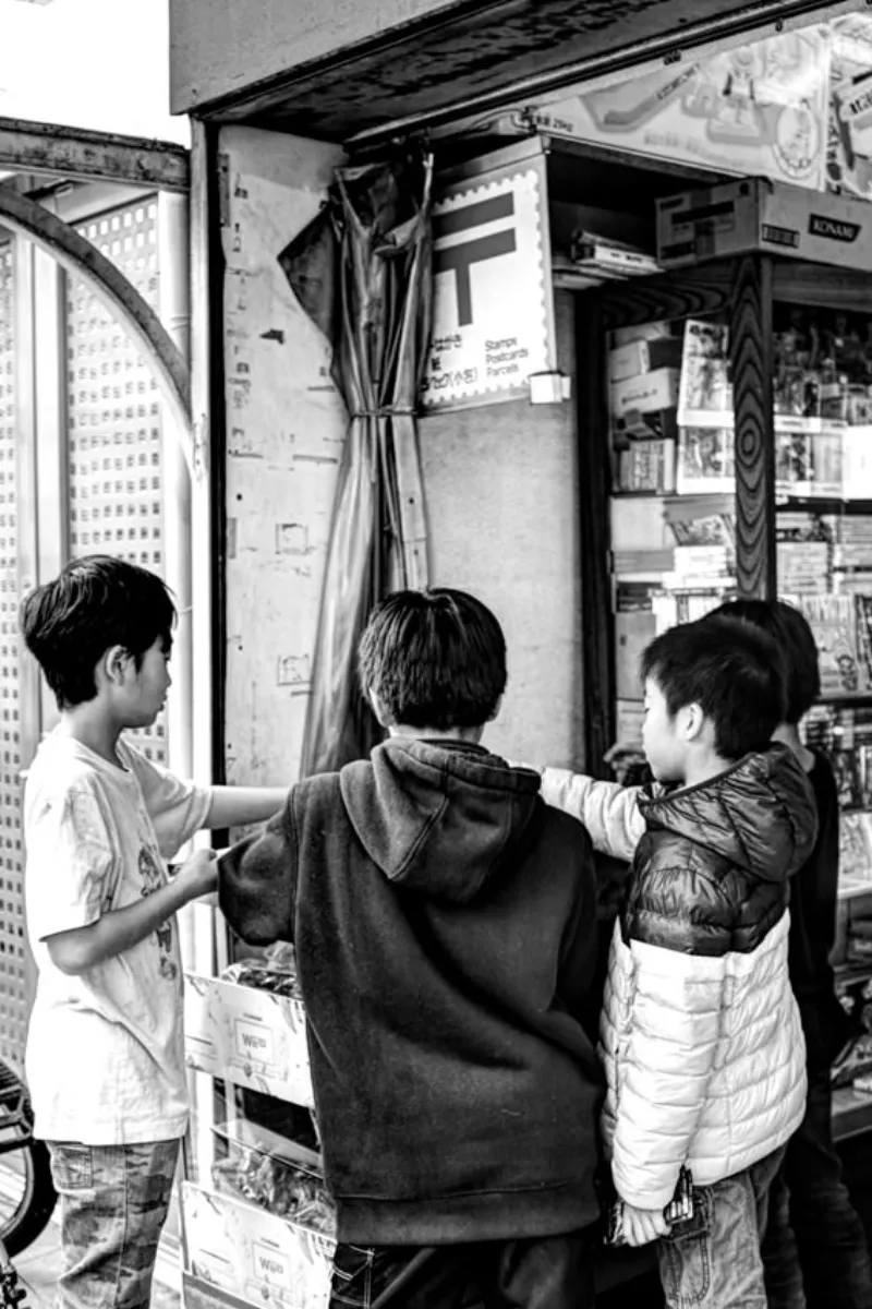 おもちゃ屋にいた男の子たち