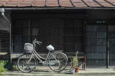 古い家屋と自転車