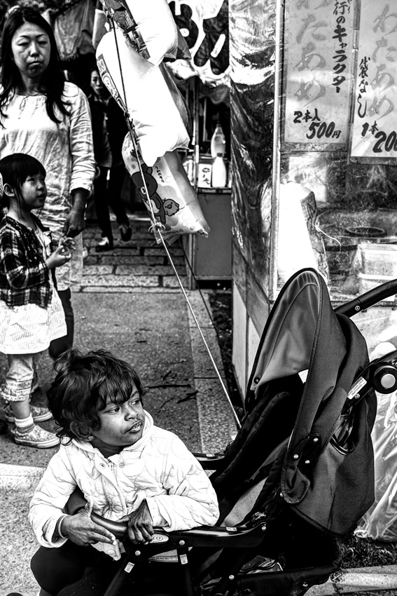 東京 ベビーカーの乗った幼い女の子 写真とエッセイ By オザワテツ
