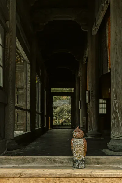 建長寺で見かけたフクロウの木彫りの像