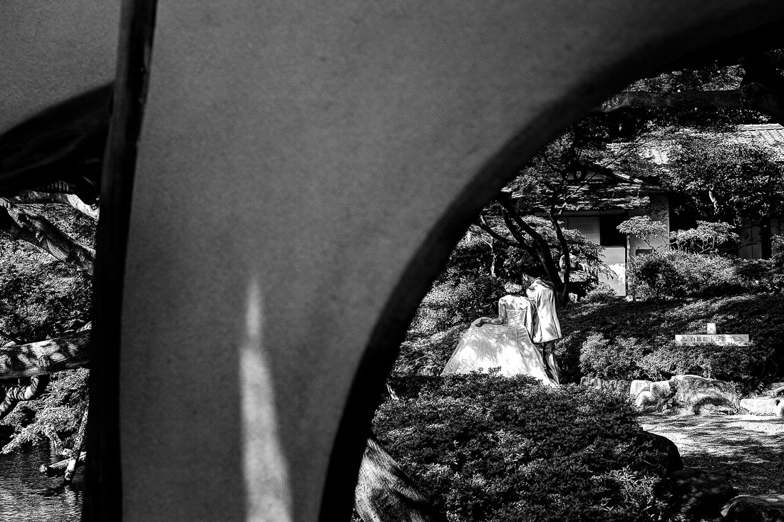 Bridal couple in the garden of Happo-En