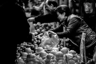 林檎を売る女性