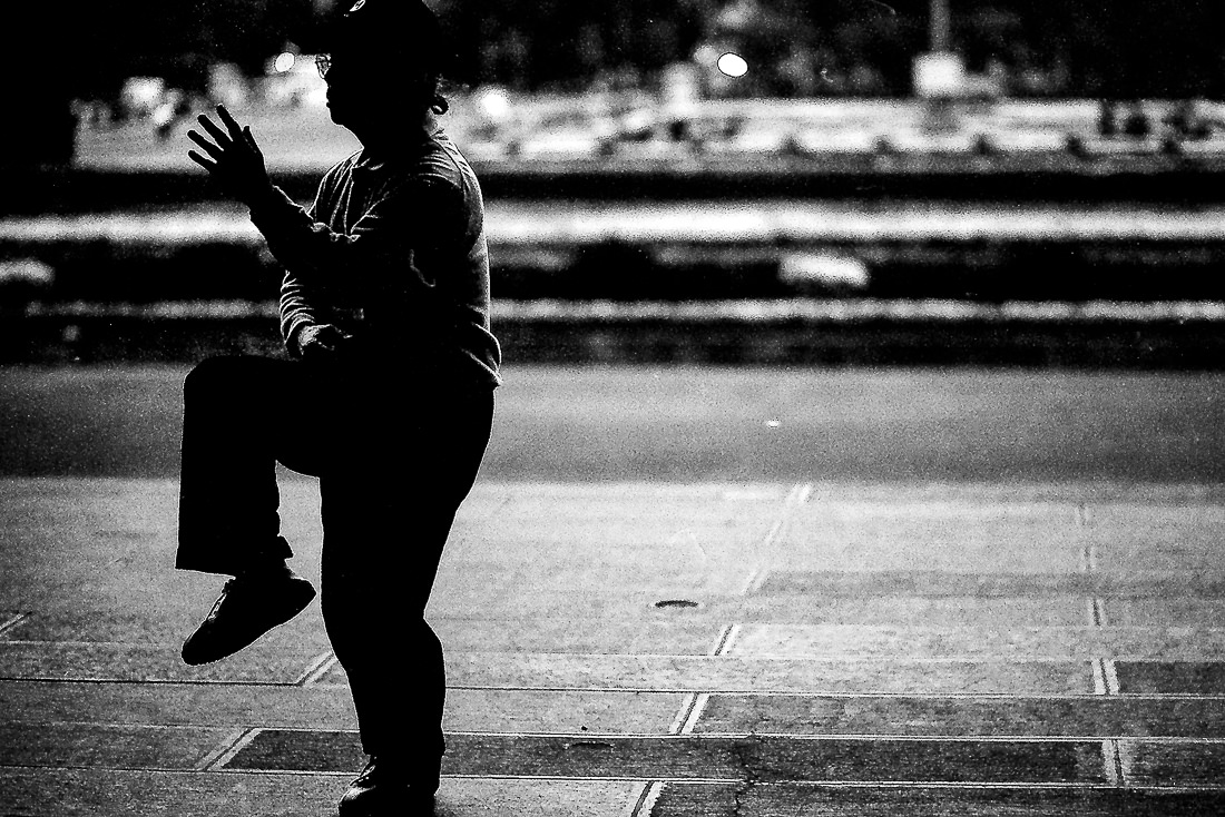 台湾 太極拳を舞う女のシルエット 旅と写真とエッセイ By オザワテツ
