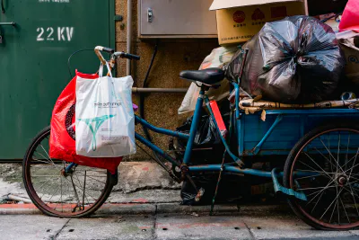 荷が満載になったいる三輪車